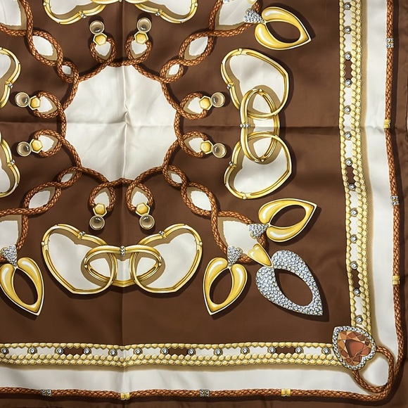 Piaget silk scarf 33.5x33.5”
wore one time only , very good condition - Picture 5 of 8